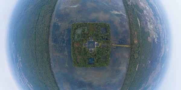 Meer in Cambodja bij Angkor Wat Temple. 360 Vr panorama drone schot. Oude ruïne complex 4k — Stockfoto