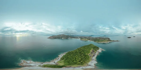 360 Vr Panorama, Tropical Island, Blue Sea and city life in Thailand Phuket Island, Drone flight Стокова Картинка