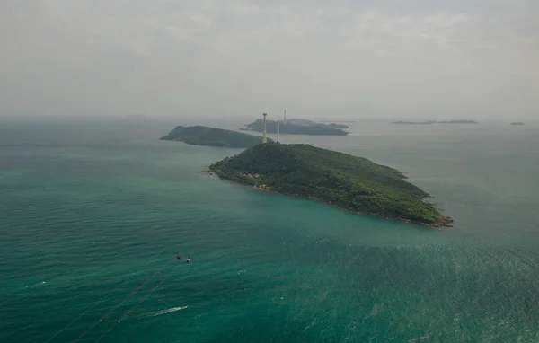 Кабельний автомобіль Fanicular to Pinepple Island in В'єтнамі, Drone shot Ліцензійні Стокові Зображення