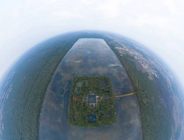 Meer in Cambodja bij Angkor Wat Temple. 360 Vr panorama drone schot. Oude ruïne complex 4k — Stockfoto