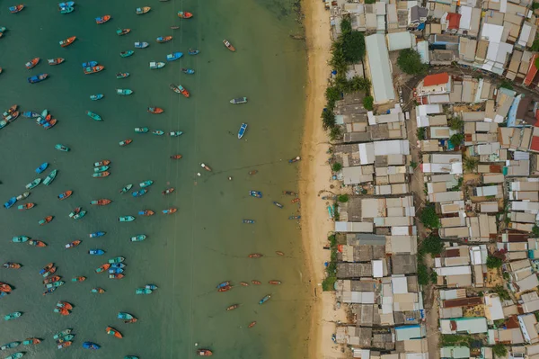 Рыболовные лодки и рыбацкие домики на воде на острове Фу Куок во Вьетнаме Стоковая Картинка