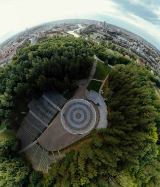 Litvanya 'nın tarihi merkezi Vilnius şehrindeki tepeye park et. 360 Vr panorama