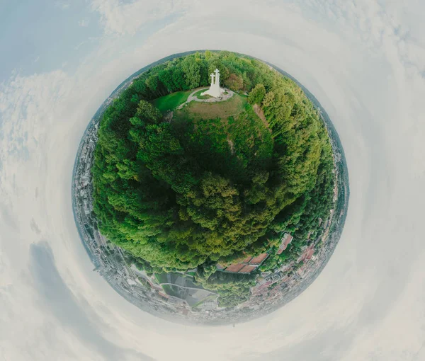Parque en la colina en la ciudad de Vilna, el centro histórico de Lituania, ciudad europea. 360 VR panorama — Foto de Stock