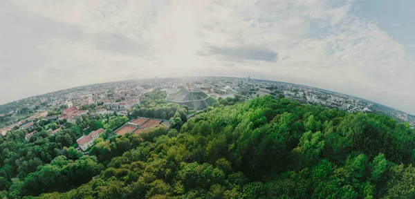 Litvanya 'nın tarihi merkezi Vilnius şehrindeki tepeye park et. 360 Vr panorama — Stok fotoğraf