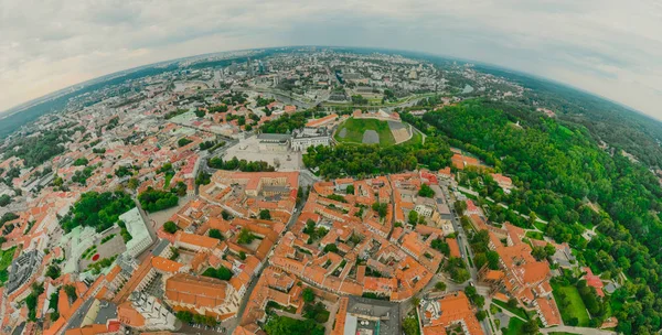 Vilna Casco antiguo, el centro histórico de Lituania, ciudad europea. 360 VR panorama — Foto de Stock