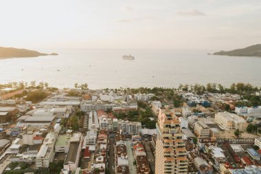 Patong Sahili ve şehir hayatı Tayland Phuket Adası İHA uçuşunda gün batımı zamanı