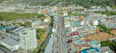 Patong şehrinde, Tayland Phuket Adası 4k insansız hava aracı trafiği