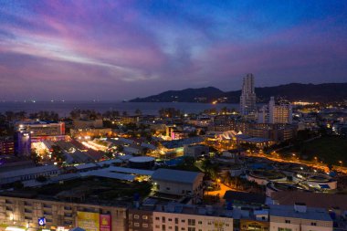 Tayland Phuket Adası 'nda Patong Şehri Gece Arabaları ve Bisikletleri trafiği