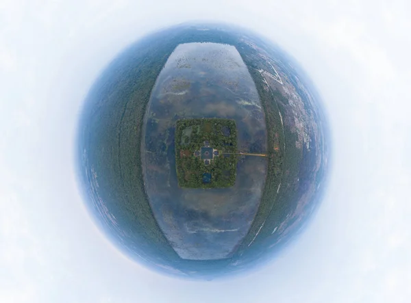Meer in Cambodja bij Angkor Wat Temple. 360 Vr panorama drone schot. Oude ruïne complex 4k — Stockfoto
