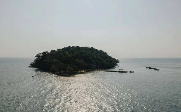 Île dans le Golfe de Thaïlande au Cambodge, Drone shot — Photo