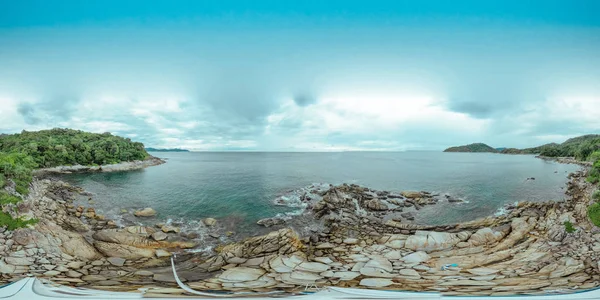 360 Vr panorama, rozbity jacht na skałach po burzy, katastrofa statku w morzu — Zdjęcie stockowe
