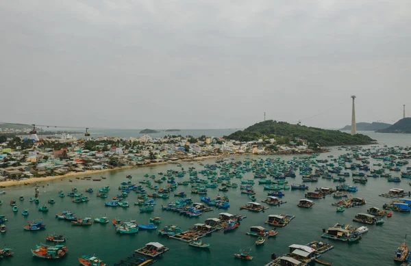 Łodzie rybackie i domy rybaków na wodzie w Wietnamie Phu Quoc Island — Zdjęcie stockowe