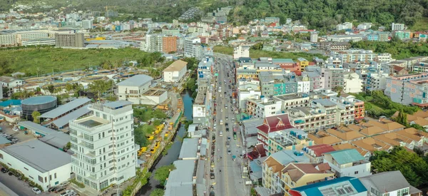 Autók és kerékpárok forgalom Patong város, Thaiföld Phuket sziget 4k Drone járat Jogdíjmentes Stock Képek