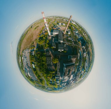 Şehirdeki termik santrallerin boruları. 360 vr Drone atışı