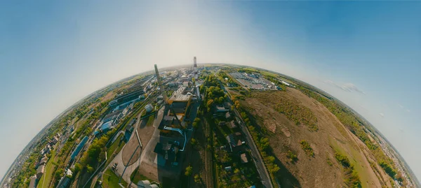 Buizen voor thermische centrales in de stad. 360 vr Drone schot — Stockfoto