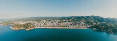 İspanya 'da yaz mevsiminde Akdeniz' de Lloret de Mar. 360 vr Drone atışı