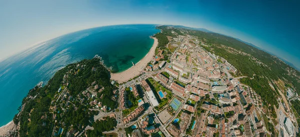 Lloret de Mar no Mar Mediterrâneo no verão Espanha. 360 vr Drone tiro — Fotografia de Stock