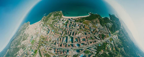 Lloret de Mar Ciudad en el Mar Mediterráneo en verano España. 360 vr Drone tiro —  Fotos de Stock