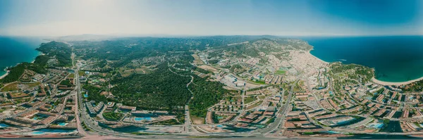 Lloret de Mar Ciudad en el Mar Mediterráneo en verano España. 360 vr Drone tiro —  Fotos de Stock