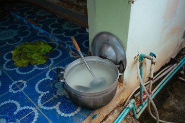 Sokakta alüminyum güveç, aşçı ve su boruları var.