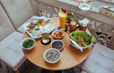 Asya 'daki yaz restoranında öğle yemeği.