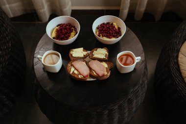 Sandviç, çay ve kahve, kasede erişteli fasulye.