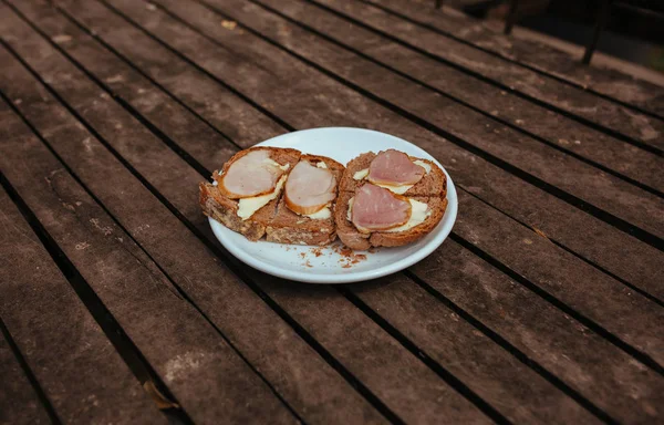 Завтрак, бутерброд с черным хлебом и гул на белой тарелке — стоковое фото