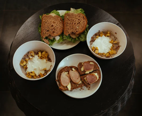Sandwich, Hamburguesa y Muesli con plátano en tazón blanco — Foto de Stock