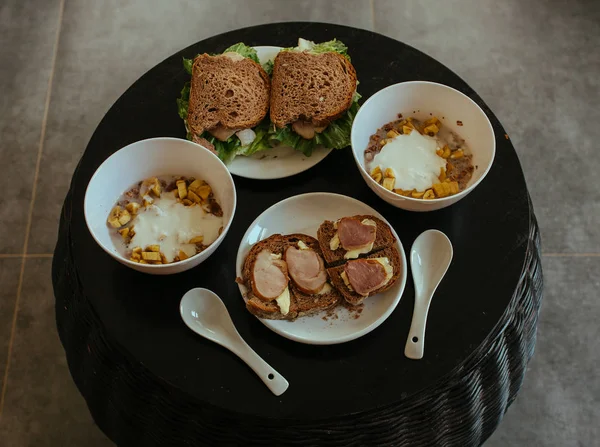 Desayuno, Sandwich con zumbido y ensalada sobre mesa negra — Foto de Stock