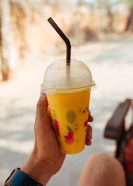 Şeker kamışı taze meyve suyu, Asya 'da sokaklarda insanların elinde.