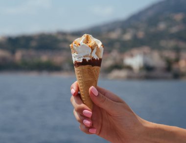 Yatta kızların elinde waffle bardağında dondurma.