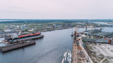 Tersanede tanker onarımı, İHA atışı.