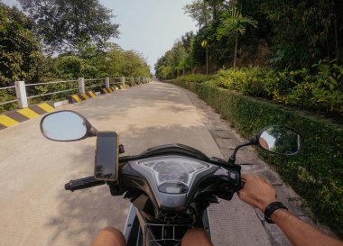 Yazın Asya 'da motosiklet kullanan ilk kişi.