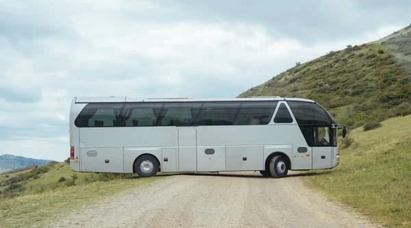 White BUS on the road in Geogrian Mountains — Stock Photo, Image