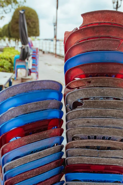 Cadeiras de plástico na rua no verão Ásia — Fotografia de Stock