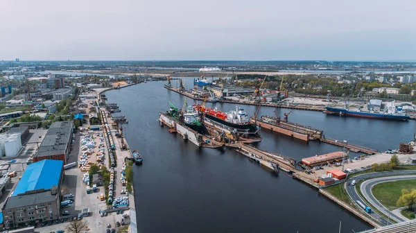 Танкерні судна ремонт на сухій доковій верфі, Дроне постріл. Ліцензійні Стокові Фото