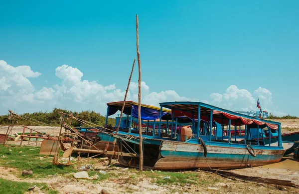 Úszó falusi hajók a folyón Kambodzsában a Pean Bang és Tonle Sap Lake közelében — Stock Fotó