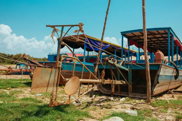 Úszó falusi hajók a folyón Kambodzsában a Pean Bang és Tonle Sap Lake közelében — Stock Fotó