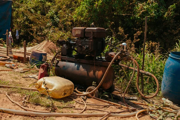 Antiguo compresor de aire oxidado en la aldea camboyana — Foto de Stock