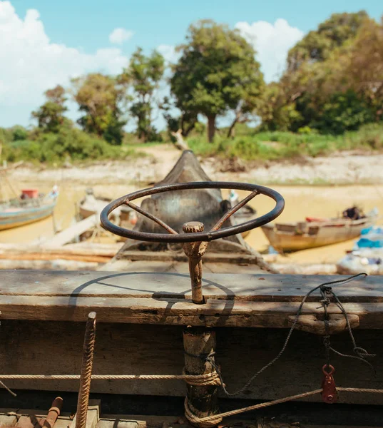 Úszó falusi hajók a folyón Kambodzsában a Pean Bang és Tonle Sap Lake közelében — Stock Fotó