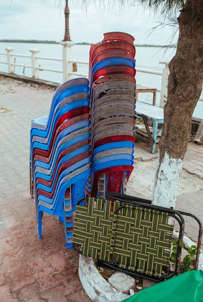 Пластиковые стулья на улице летом Азии Стоковое Изображение