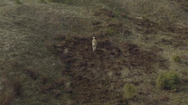 Meisje dansend op het veld met mos, 4k drone schot — Stockvideo