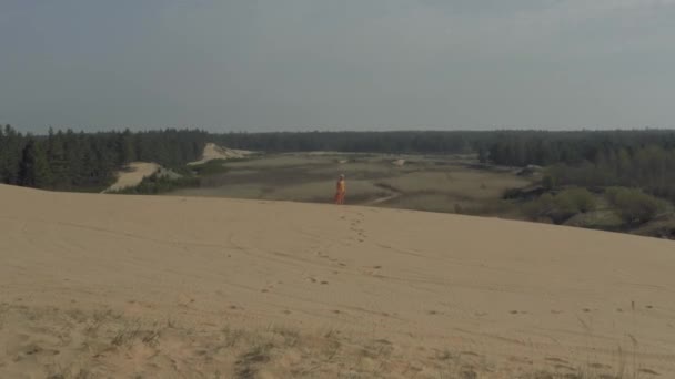 Ragazza che balla sulle dune di sabbia, 4k drone shot — Video Stock