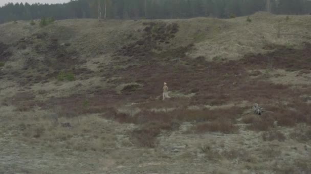 Flicka dansar på planen med mossa, 4k drönare skott — Stockvideo