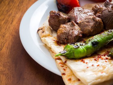 Masanın üzerine taze salata