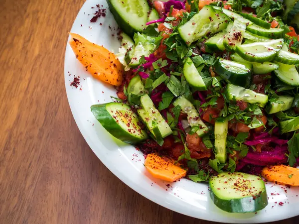 Salade fraîche sur la table — Photo