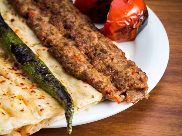 Adana kebab auf dem tisch — Stockfoto