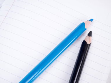 farklı renkli kalemler