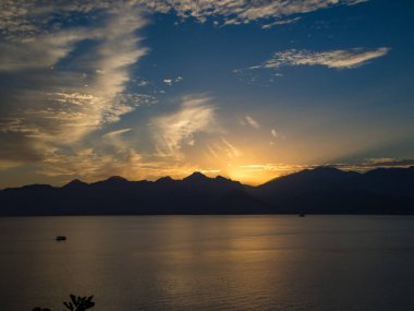 Dağların üzerinden gün batımı