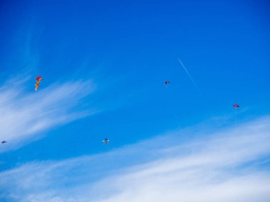 uçan renkli uçurtma